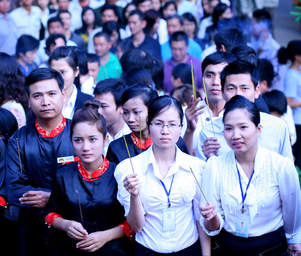 Đông đảo nhân viên phục vụ trên đảo Tuần Châu và du khách đã đến dâng hương cầu niệm cho Vịnh Hạ Long trong cuộc bình chọn, chiều 11-11 