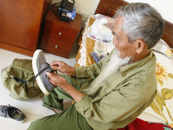 Đôi giày gắn với cụ trong suất hành trình hơn 2000 ki lô mét