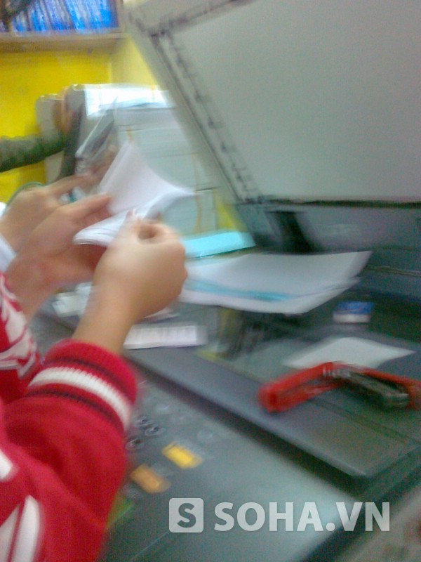 Rất nhanh tay, khi thỏa thuận với khách hàng về nhu cầu tài liệu môn gì, kích cỡ như thế nào, chỉ vài phút sau, nhân viên quán photo đã làm xong phao thi