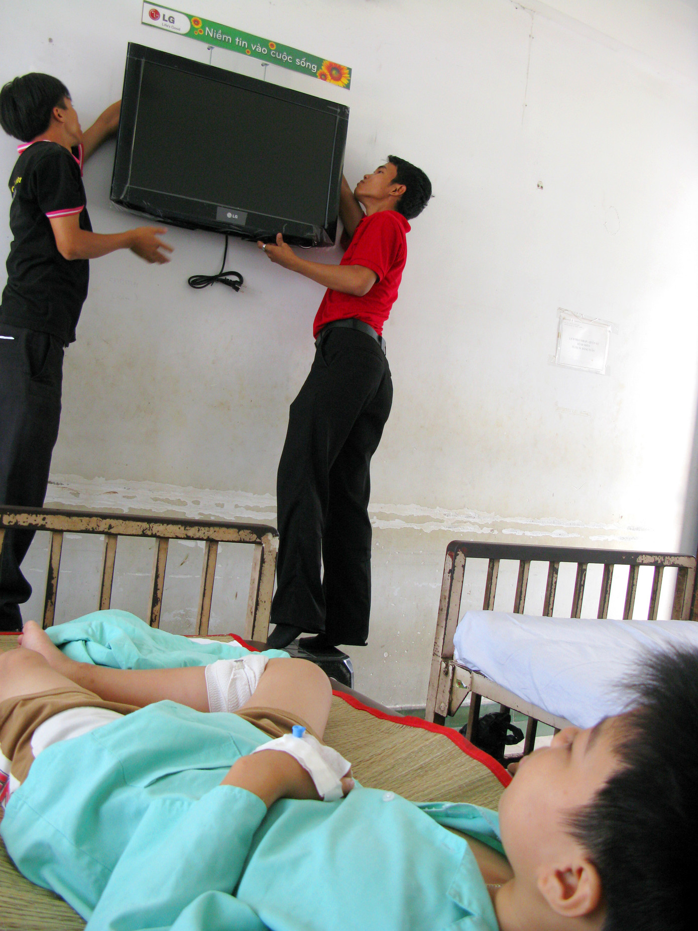 Nhân viên kỹ thuật công ty LG đang lắp đặt 