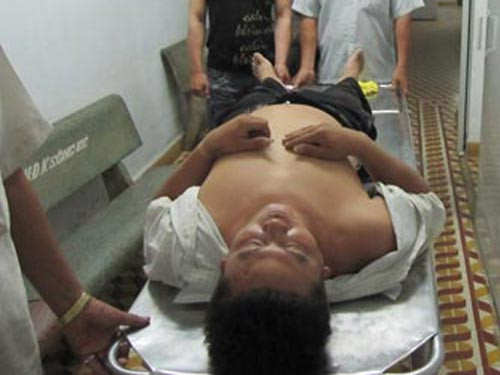 "Hiệp sĩ" Nguyễn Thanh Hiếu được đưa vào bệnh viện trong tình trạng bất tỉnh.