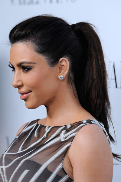 Taylor Swift chọn phong cách retro cho "đuôi ngựa" của mình. Nicole Scherzinger thì lại tết đuôi cá để làm mới mình. Kirsten Dunst quyến rũ với những lọn tóc xoăn nhẹ nhàng ở đuôi và mái tóc. Emmy Rossum tết tóc kiểu Pháp và buộc túm lại, tạo sự lãng mạn và nữ tính. Sandra Bullock cá tính và mạnh mẽ, không quá cầu kỳ khi tạo kiểu cho tóc đuôi ngựa của mình. Selena Gomez nhìn giống nàng búp bê với mái tóc xoăn buộc lệch. Sự đơn giản của mái tóc đuôi ngựa không làm giảm sang trọng của Diane Kruger. Katy Perry thật nổi bật và cá tính với mái tóc buộc đuôi ngựa màu xanh da trời này. Kiểu tóc xoăn buộc cao như Gisele Bundchen rất hợp với những bữa tiệc diễn ra bên bờ biển. Tóc đuôi ngựa của Fergie độc đáo hơn khi cô lấy tóc làm dây chun buộc. Jessica Biel trông khá giản dị với mái tóc đuôi ngựa làm xoăn nhẹ. Miley trông trẻ trung và sành điệu với kiểu tóc này. Lea Michelle trẻ trung và dễ thương với tóc đuôi ngựa, mái bằng. Hồ Ngọc Hà Ngọc Trinh Quỳnh Nga Midu