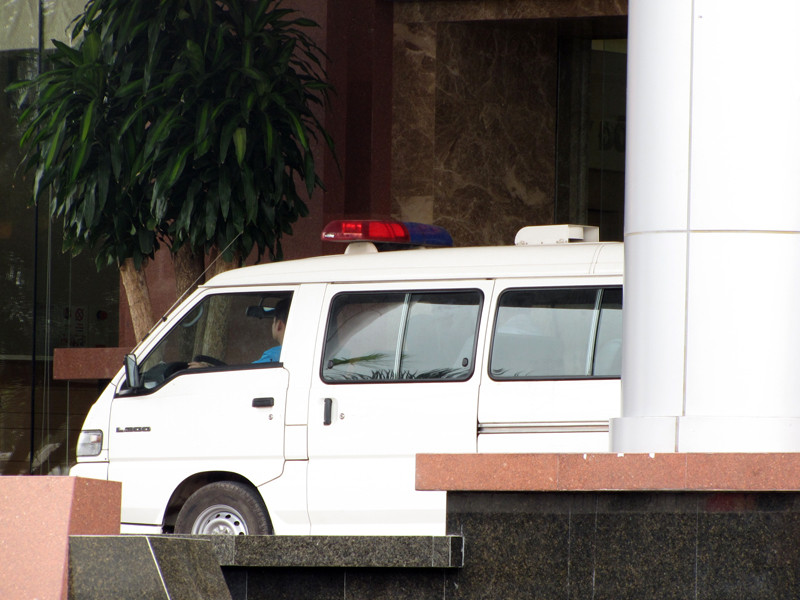 Sau một thời gian kiên trì đàm phán, các kẻ cướp ngoan cố không hợp tác, chỉ thả một con tin để thông qua người này truyền đạt yêu sách, đòi lực lượng công an rút khỏi hiện trường, cung cấp 1 ôtô chứa đầy nhiên liệu để tẩu thoát. Nếu không được đáp ứng các yêu sách, chúng sẽ giết con tin và tự sát