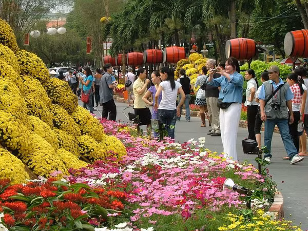 Đường hoa Nguyễn Huệ thu hút hàng ngàn khách vui Tết	Ảnh: Hữu Vinh