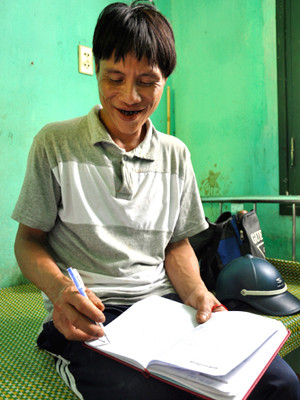  Tái hiện ký ức cuộc sống ở rừng sâu, Hồ Văn Lang vẽ nguệch ngoạc hình các loài chim, thú mình đã từng gặp trong 40 năm sống hoang dã. Ảnh: Trí Tín