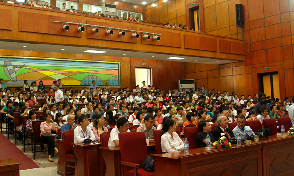 Đông đảo các bạn sinh viên tới tham dự chương trình