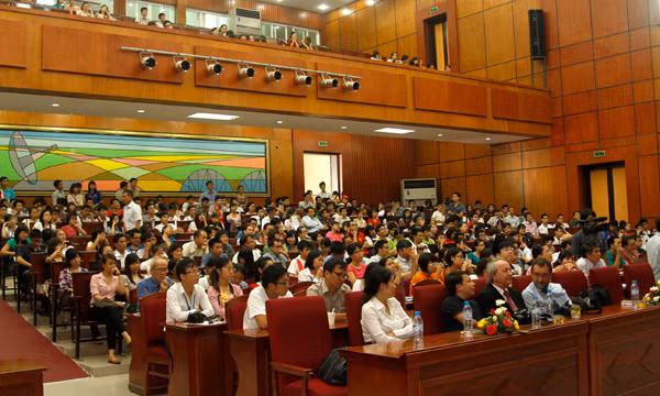 Đông đảo các bạn sinh viên tới tham dự chương trình