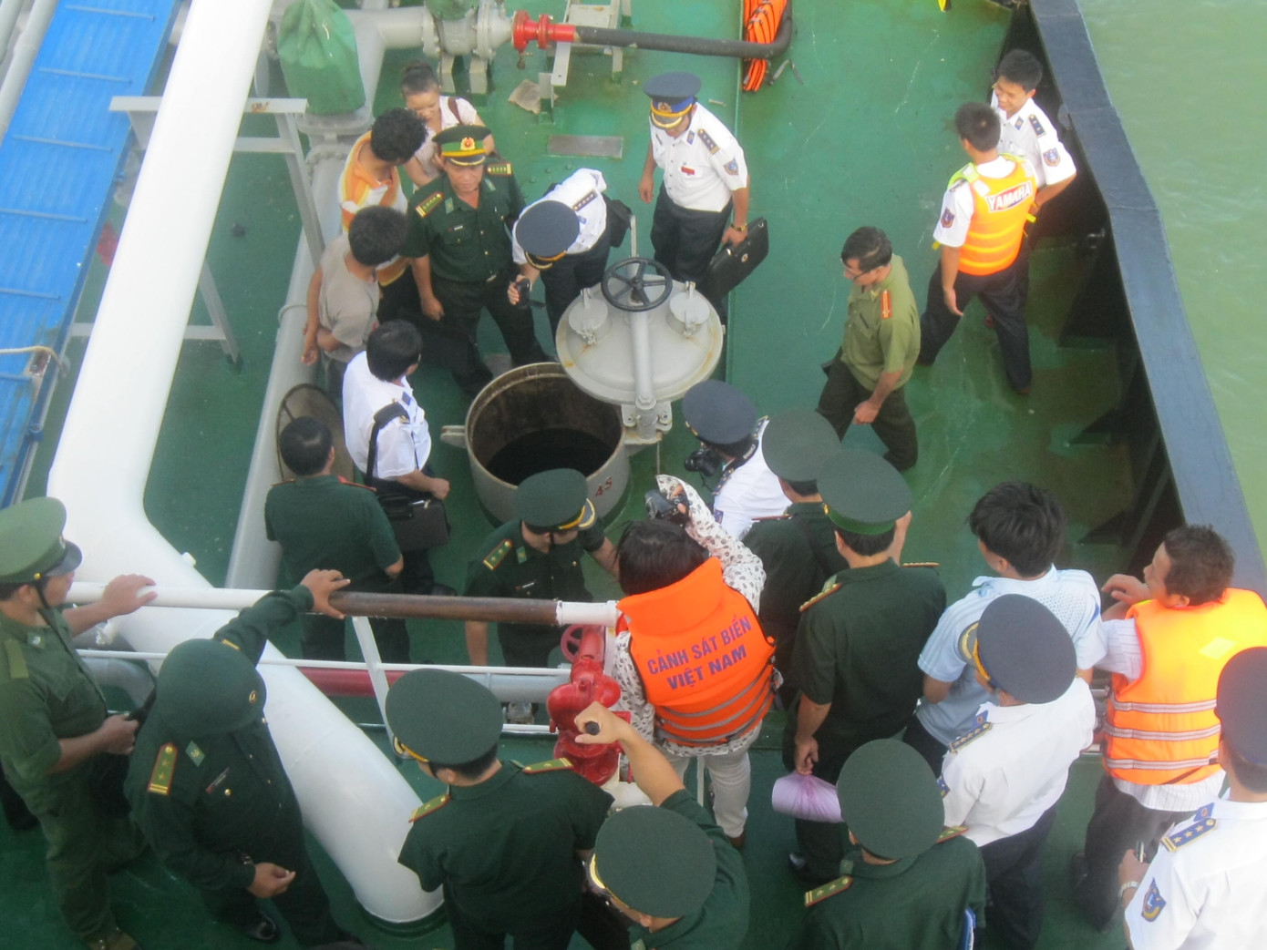 Ngày 23-11, cơ quan chức năng kiểm tra tàu bị cướp. Ảnh: Phạm Hùng