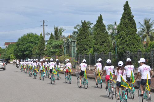 Đạp xe tuyên truyền cho cuộc thi