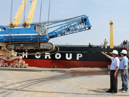 Hoàng Anh Gia Lai đã mang máy móc thiết bị qua Myanmar để phục vụ thi công. Ảnh: Vũ Lê
