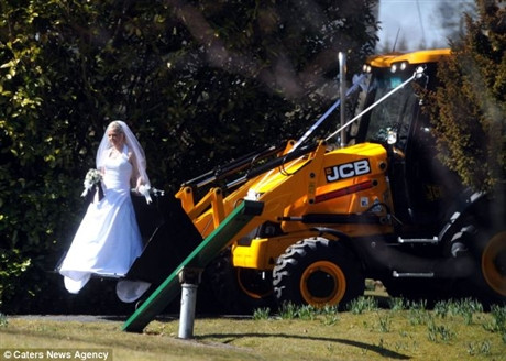 Xe xúc đất dùng để rước dâu 