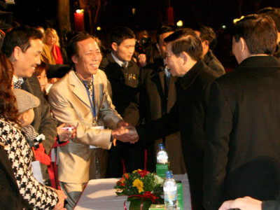 Chủ tịch nước chào đón kiều bào về quê ăn Tết. Ảnh: Minh Đức Chủ tịch nước chào đón kiều bào về quê ăn Tết