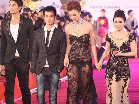 Hồng Quế cùng diễn viên Quỳnh Hoa và nhà thiết kế Hoàng Hải xuất hiện trên thảm đỏ LHP