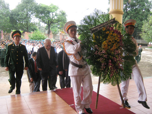 Đoàn nguyên lãnh đạo tỉnh viếng Bác
