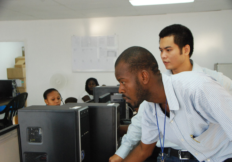 Lớp thợ trẻ Việt- Haiti của Natcom luôn sát cánh bên nhau. Những thợ trẻ của Natcom được tuyên dương 