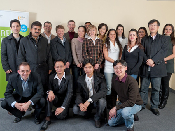 Phạm Văn Quân (hàng đầu, thứ hai từ trái sang) hàng đầu, thứ hai từ trái sang) cùng các nhà khoa học đoạt giải