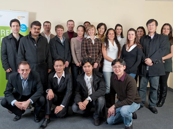 Phạm Văn Quân (hàng đầu, thứ hai từ trái sang) hàng đầu, thứ hai từ trái sang) cùng các nhà khoa học đoạt giải