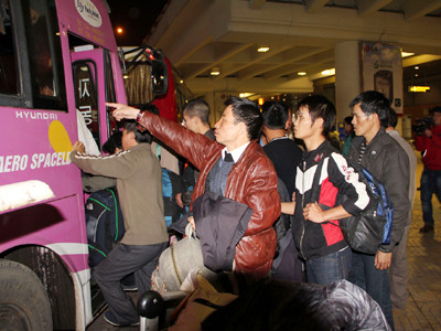 Lao động Việt Nam từ Libya về sân bay Nội Bài rạng sáng 26-2 Ảnh: Phong Cầm