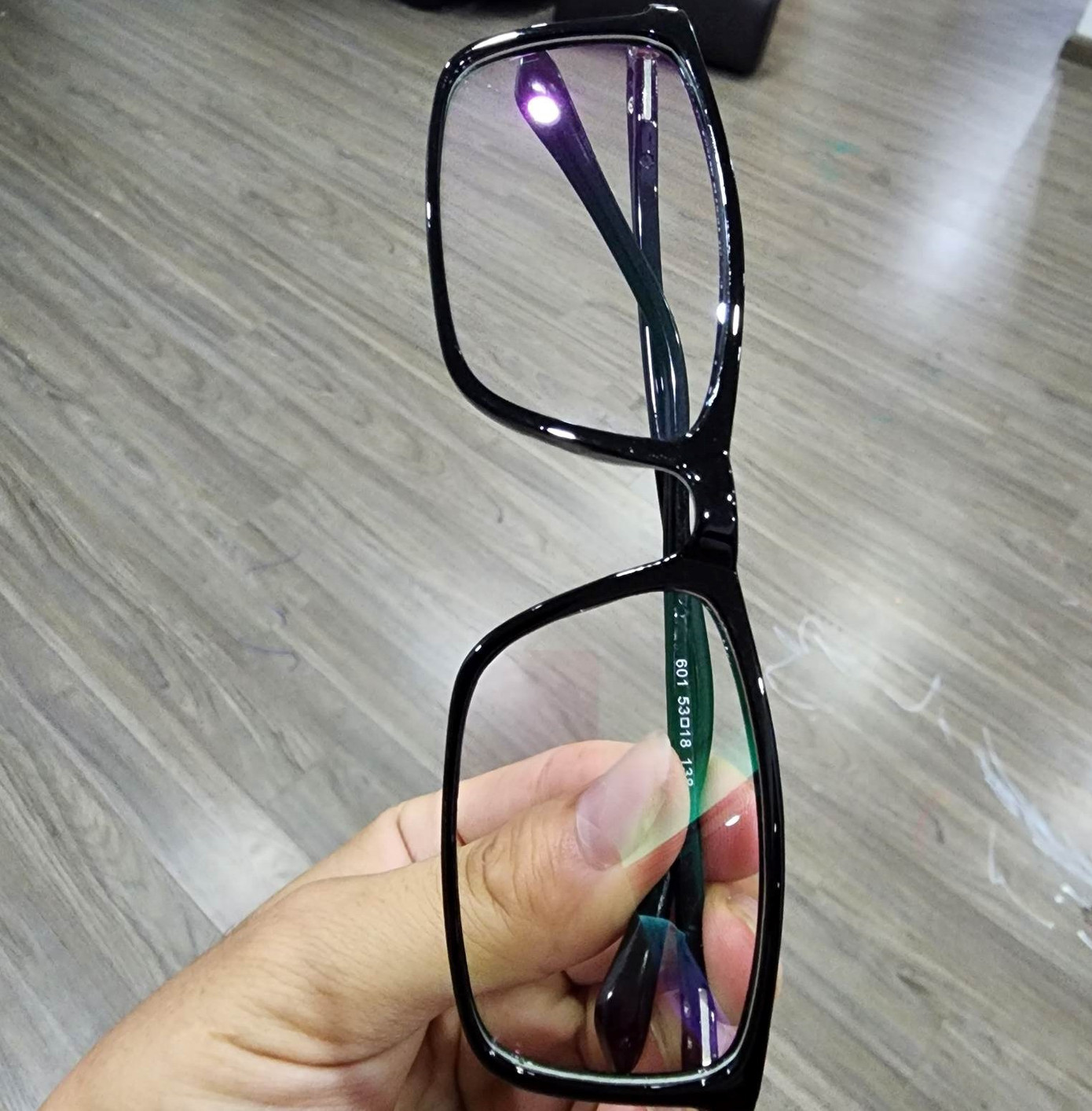 Chiếc kính được quảng cáo có khả năng nhìn xuyên thấu quần áo, lá bài Chiếc kính được quảng cáo có khả năng nhìn xuyên thấu quần áo, lá bài