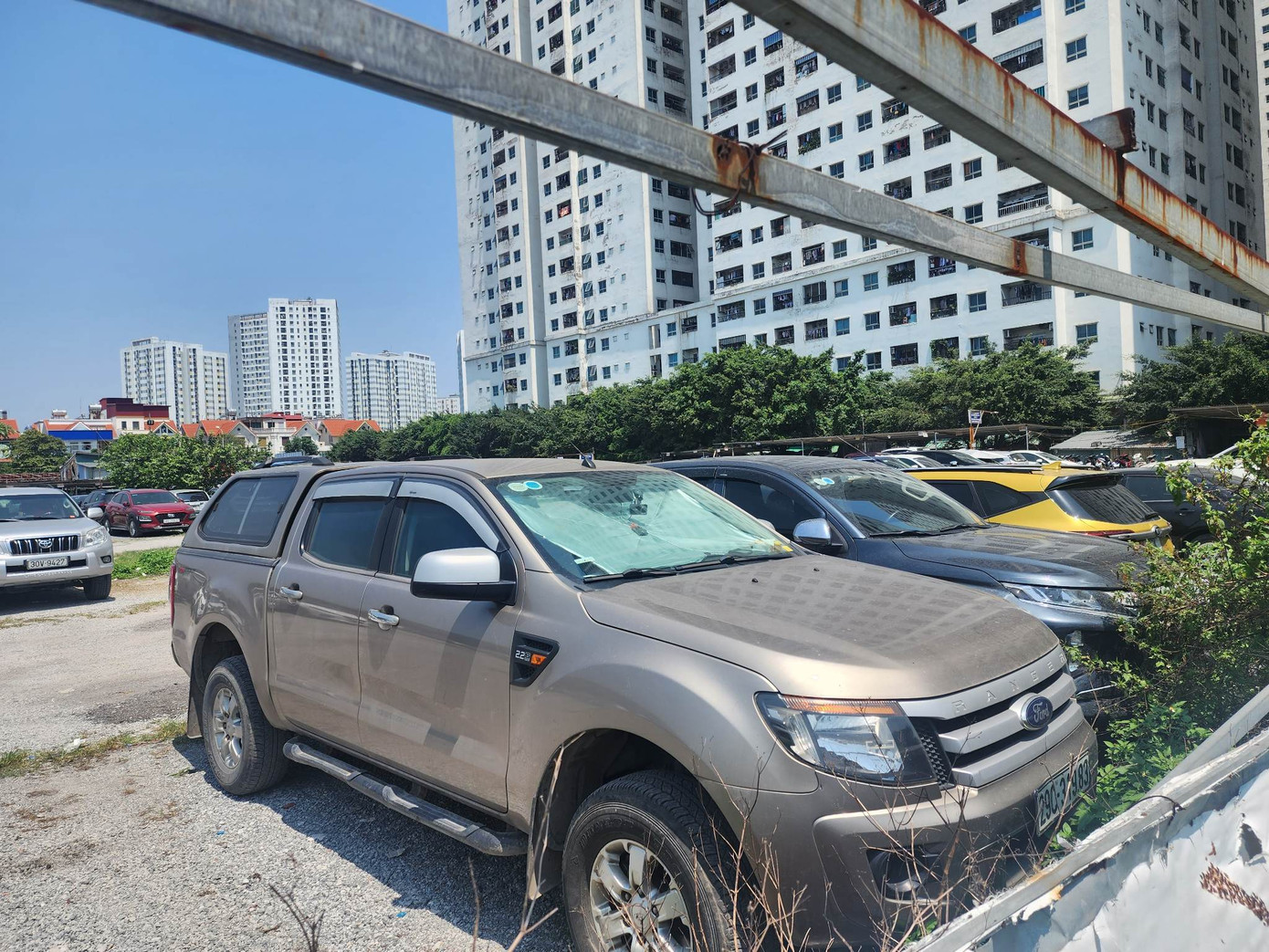 Tương tự, bãi xe tại ô đất CC6B do Bùi Văn Tâm (trú tại Tân Triều, huyện Thanh Trì, Hà Nội) phụ trách vẫn đang hoạt động. Ngày 24/4, bãi xe này đã bị đoàn kiểm tra yêu cầu dừng hoạt động. Tương tự, bãi xe tại ô đất CC6B do Bùi Văn Tâm (trú tại Tân Triều, huyện Thanh Trì, Hà Nội) phụ trách vẫn đang hoạt động. Ngày 24/4, bãi xe này đã bị đoàn kiểm tra yêu cầu dừng hoạt động.