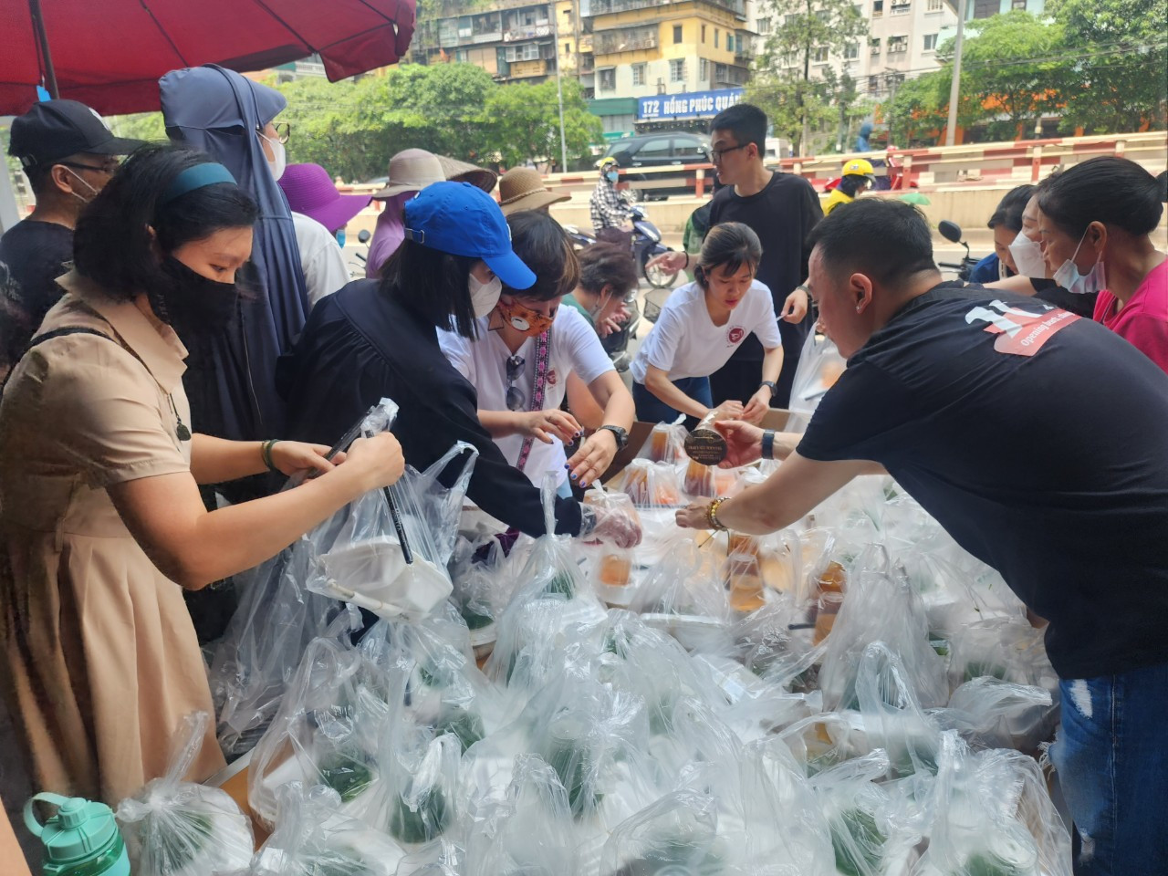 Các thành viên CLB chia thực phẩm vào các túi