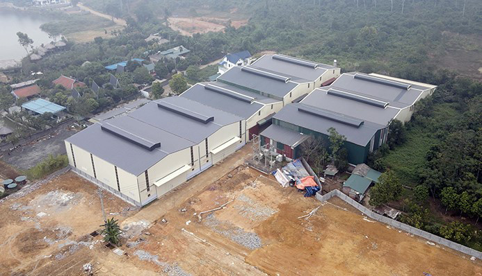 Nhiều nhà xưởng xây dựng trên đất nông nghiệp tại xã Tiến Xuân (huyện Thạch Thất, Hà Nội). Nhiều nhà xưởng xây dựng trên đất nông nghiệp tại xã Tiến Xuân (huyện Thạch Thất, Hà Nội).