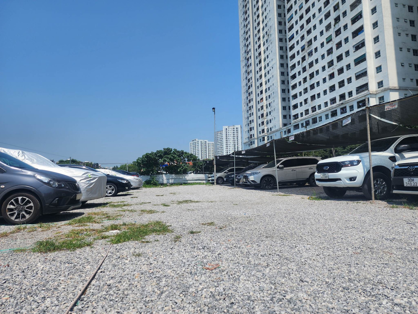 Ông Nguyễn Mạnh Hà, Cán bộ phụ trách đô thị UBND phường Hoàng Liệt cho rằng, giờ mà đóng cửa các bãi xe vi phạm thì người dân khu Linh Đàm không biết sẽ gửi ô tô ở đâu. Bởi, năm 2018 một bãi xe đã từng bị đóng cửa nhưng người dân phản đối. Trong khi đó, hiện nay số lượng ô tô tại khu Linh Đàm đã gấp đôi so với năm 2018. Ông Hà đề nghị UBND quận Hoàng Mai có cơ chế đặc thù, cấp phép tạm thời cho một số bãi xe ở Linh Đàm. Ông Nguyễn Mạnh Hà, Cán bộ phụ trách đô thị UBND phường Hoàng Liệt cho rằng, giờ mà đóng cửa các bãi xe vi phạm thì người dân khu Linh Đàm không biết sẽ gửi ô tô ở đâu. Bởi, năm 2018 một bãi xe đã từng bị đóng cửa nhưng người dân phản đối. Trong khi đó, hiện nay số lượng ô tô tại khu Linh Đàm đã gấp đôi so với năm 2018. Ông Hà đề nghị UBND quận Hoàng Mai có cơ chế đặc thù, cấp phép tạm thời cho một số bãi xe ở Linh Đàm.