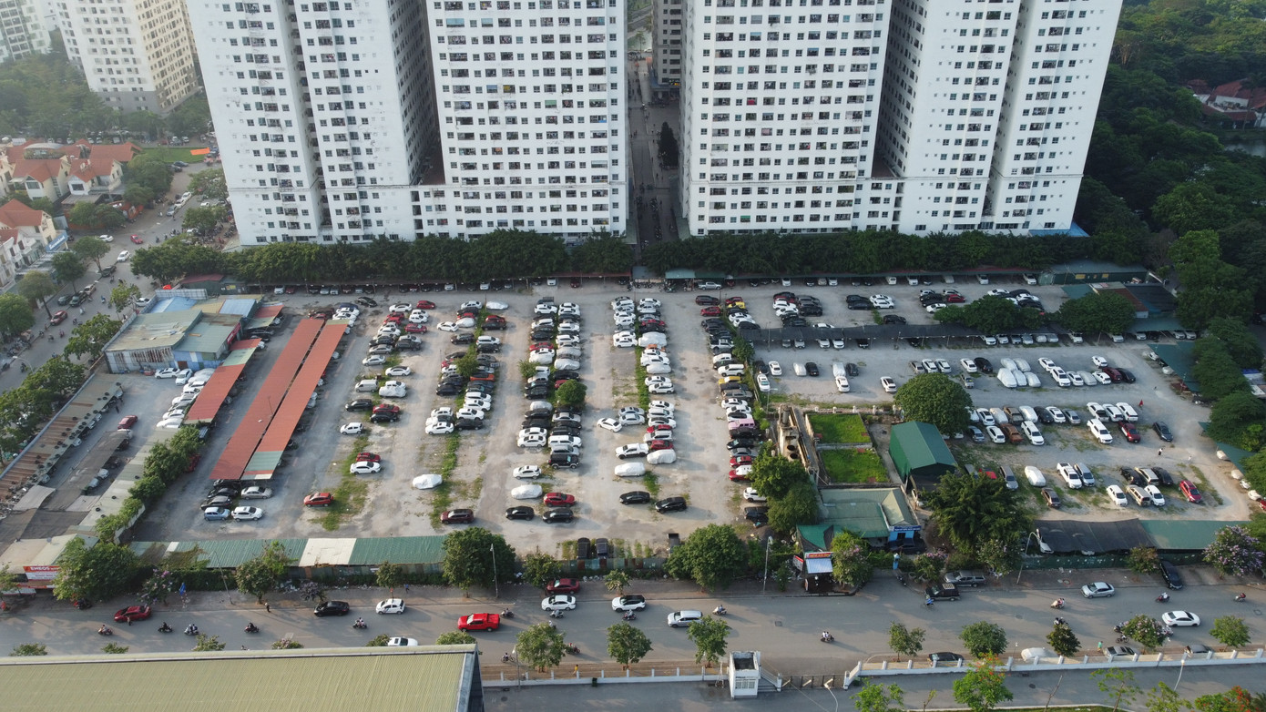 Theo ghi nhận của Tiền Phong, sáng 17/5, cả 2 bãi xe "lậu" tại ô đất CC6 (Khu đô thị Linh Đàm, quận Hoàng Mai, Hà Nội) vẫn ngang nhiên hoạt động. Đây là 2 bãi xe không phép đã được Đoàn liên ngành quận Hoàng Mai kiểm tra và lập biên bản ngày 24/4. Hình ảnh chụp chiều 16/5 cho thấy, cả 2 bãi xe "lậu" tại ô đất CC6 Linh Đàm đều đang hoạt động. Theo ghi nhận của Tiền Phong, sáng 17/5, cả 2 bãi xe "lậu" tại ô đất CC6 (Khu đô thị Linh Đàm, quận Hoàng Mai, Hà Nội) vẫn ngang nhiên hoạt động. Đây là 2 bãi xe không phép đã được Đoàn liên ngành quận Hoàng Mai kiểm tra và lập biên bản ngày 24/4. Hình ảnh chụp chiều 16/5 cho thấy, cả 2 bãi xe "lậu" tại ô đất CC6 Linh Đàm đều đang hoạt động.