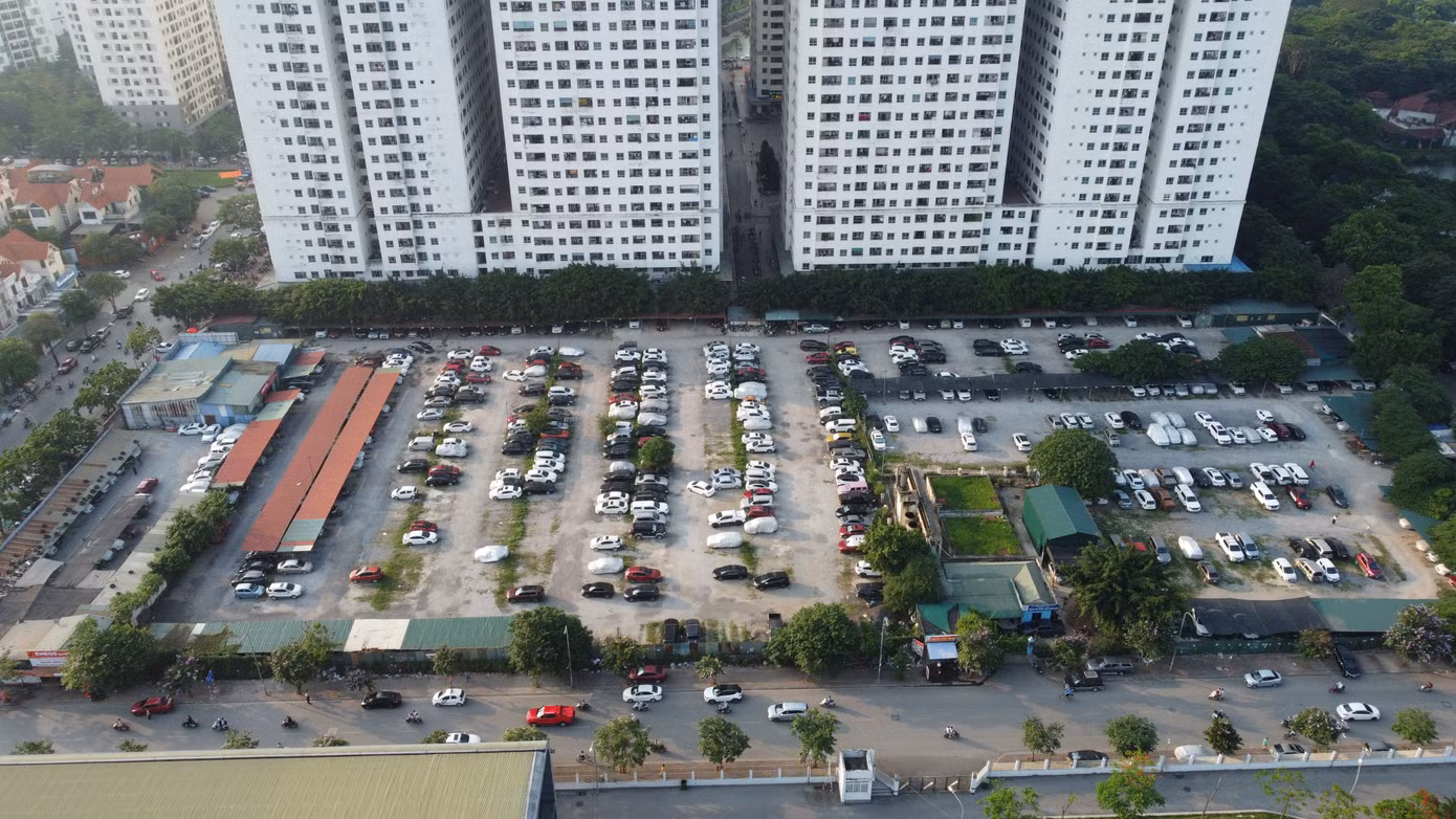 Theo ghi nhận của Tiền Phong, sáng 17/5, cả 2 bãi xe "lậu" tại ô đất CC6 (Khu đô thị Linh Đàm, quận Hoàng Mai, Hà Nội) vẫn ngang nhiên hoạt động. Đây là 2 bãi xe không phép đã được Đoàn liên ngành quận Hoàng Mai kiểm tra và lập biên bản ngày 24/4. Hình ảnh chụp chiều 16/5 cho thấy, cả 2 bãi xe "lậu" tại ô đất CC6 Linh Đàm đều đang hoạt động.
