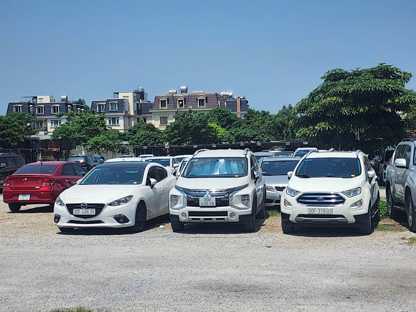 Tại khu Linh Đàm, hiện rất ít bãi xe được cấp phép. Vì thế, người dân đành phải gửi ô tô tại các bãi xe không phép. Tại khu Linh Đàm, hiện rất ít bãi xe được cấp phép. Vì thế, người dân đành phải gửi ô tô tại các bãi xe không phép.