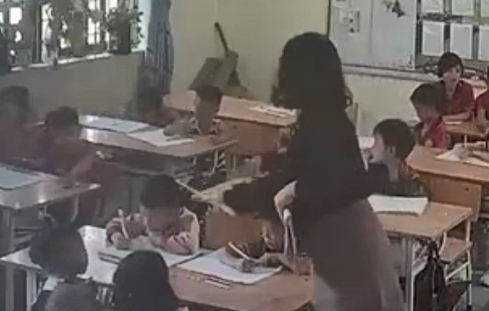 Cô giáo H. có hành vi dùng thước gõ nhiều lần vào đầu trẻ lớp 1 (ảnh cắt từ clip)