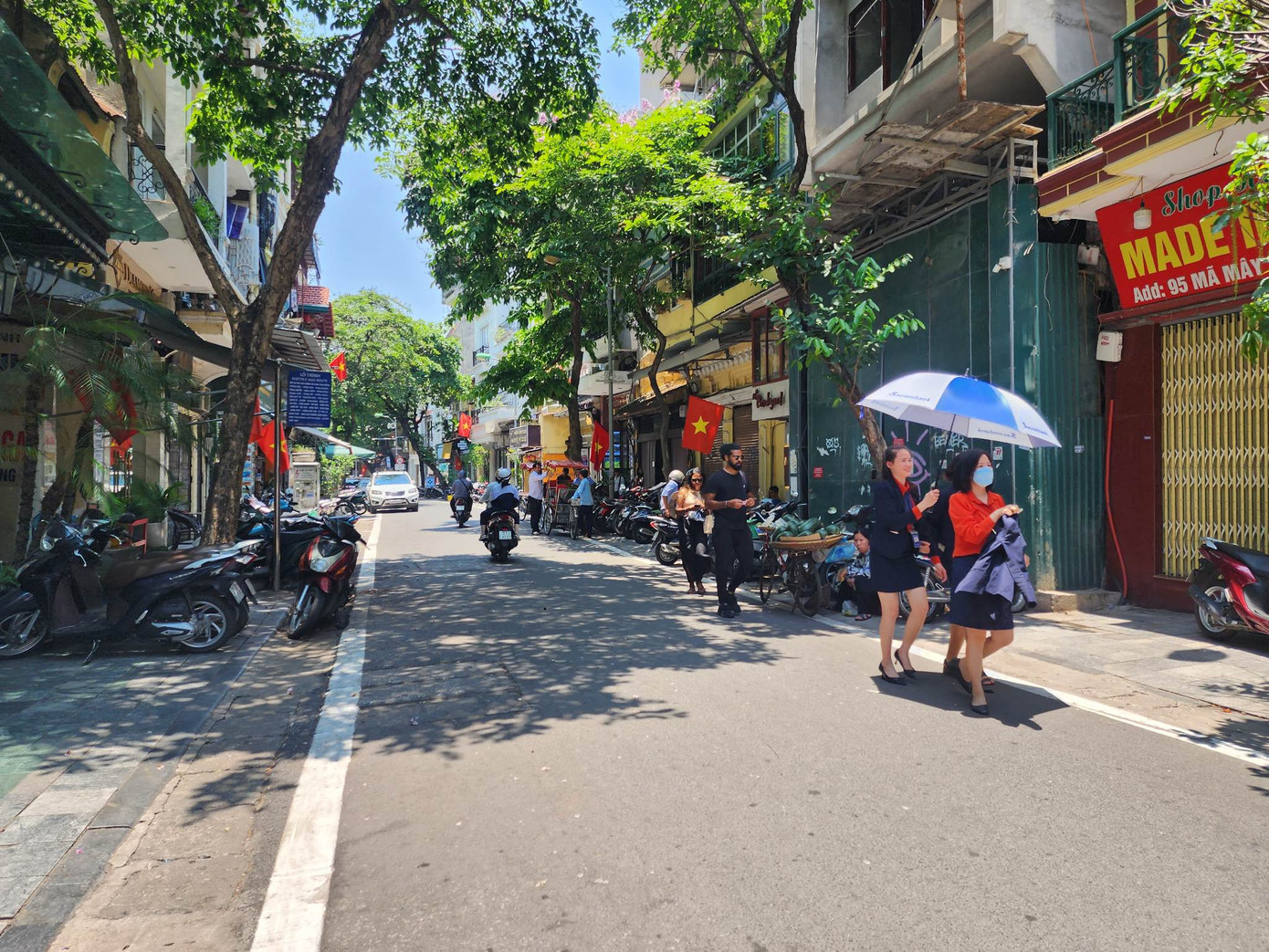 Nhiều tuyến phố vẫn còn tình trạng lấn chiếm vỉa hè khi vắng bóng lực lượng chức năng