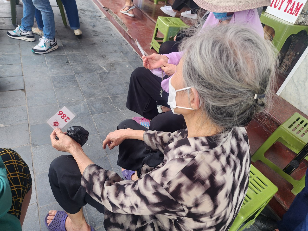 Mỗi người đến sẽ được nhận 1 phiếu số thứ tự