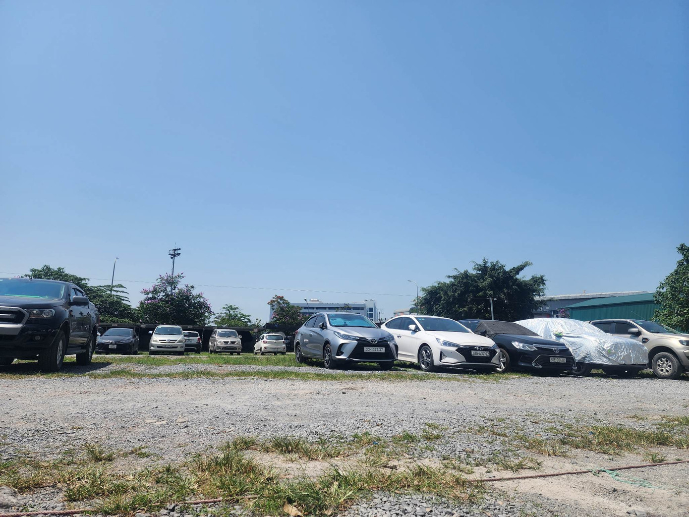 Hầu hết bãi xe của ông Hán không có mái. Trước đó ông này cho biết, cũng muốn làm mái che nhưng còn e ngại cơ quan chức năng. Hầu hết bãi xe của ông Hán không có mái. Trước đó ông này cho biết, cũng muốn làm mái che nhưng còn e ngại cơ quan chức năng.