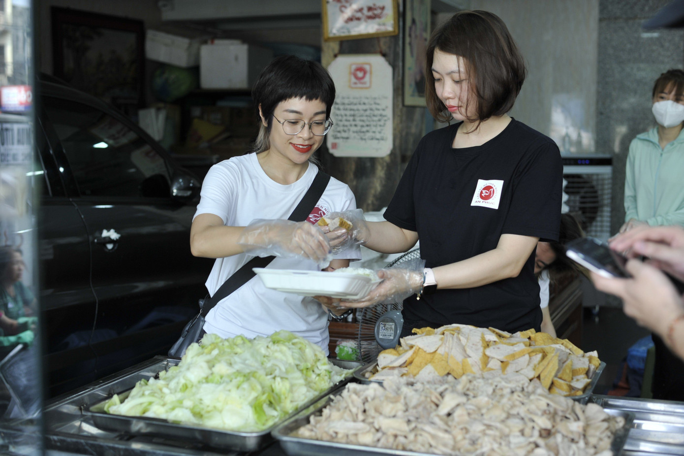 Các tình nguyện viên chuẩn bị thực phẩm, từ sáng sớm ngày thứ 7