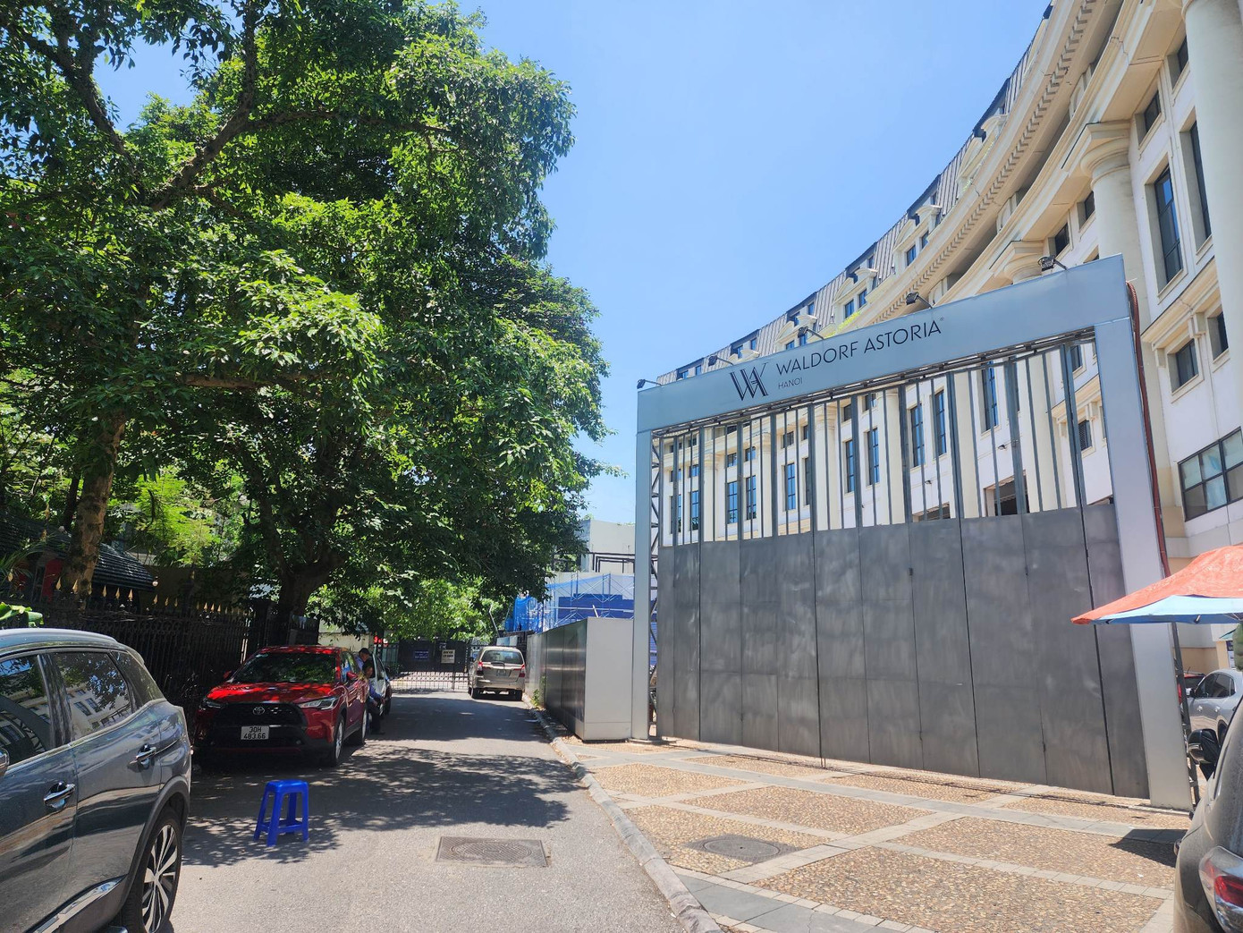 Bên hông Nhà hát Lớn là khách sạn Hilton Hà Nội. Bên hông Nhà hát Lớn là khách sạn Hilton Hà Nội.