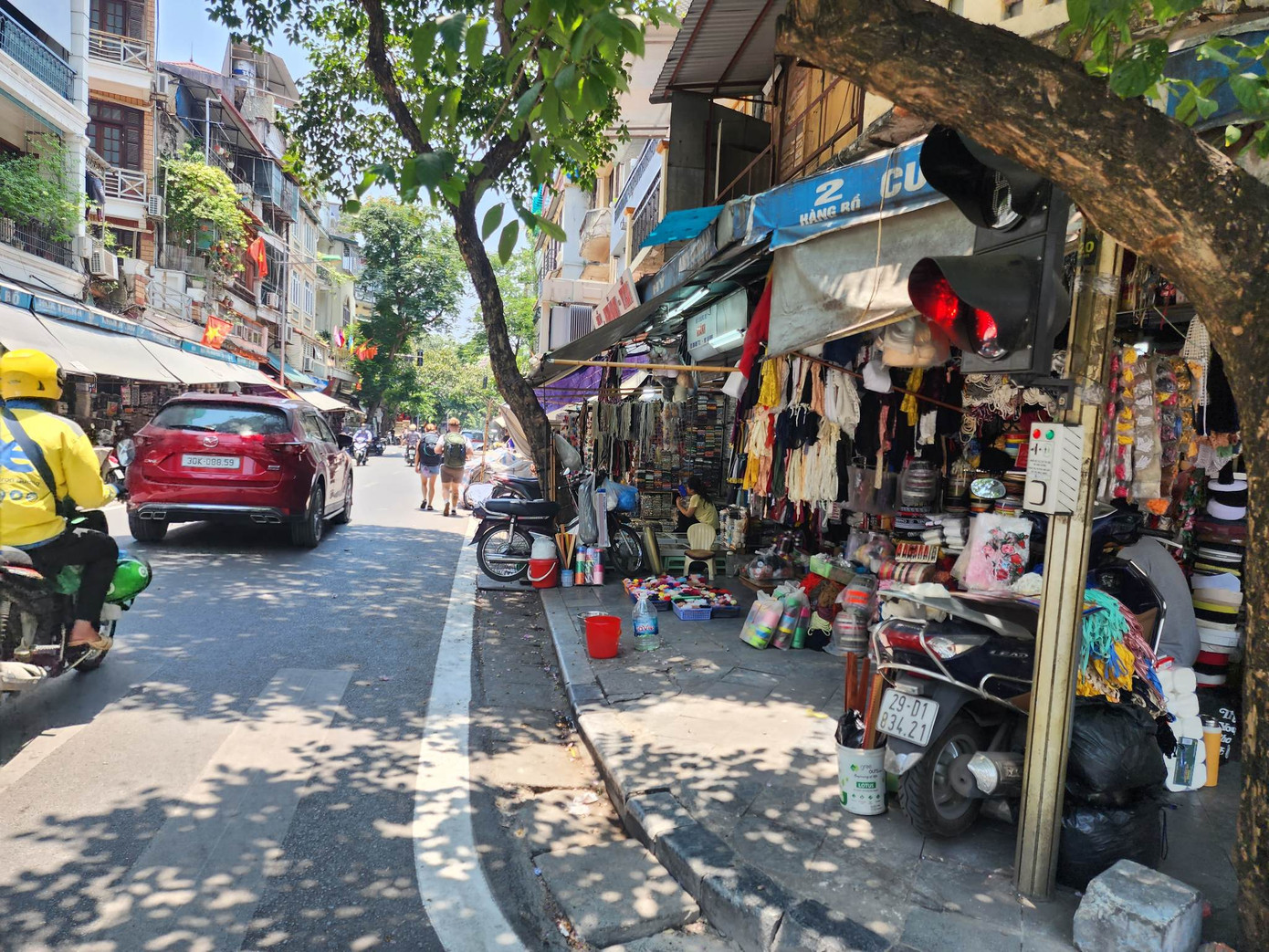 Nhiều khu phố cổ vỉa hè đã bị người dân lấn chiếm hết để bày hàng hóa hoặc đỗ xe máy.