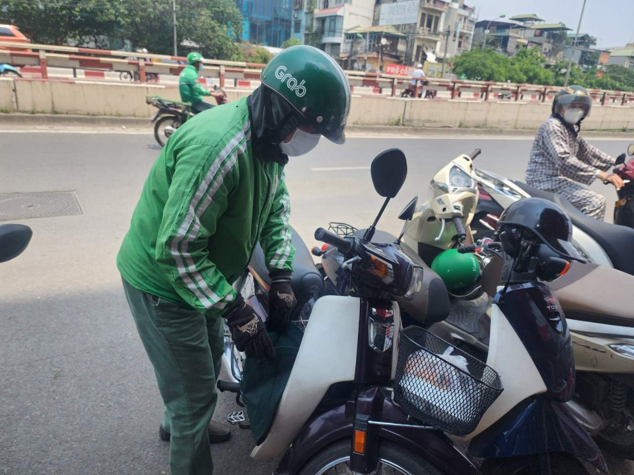 Bác Thái, quê ở Thái Bình lên Hà Nội chạy xe grap đã mấy năm nay. Thời gian gần đây, thu nhập từ nghề này giảm, nên mỗi suất cơm như thế này giúp bác vơi đi khó khăn