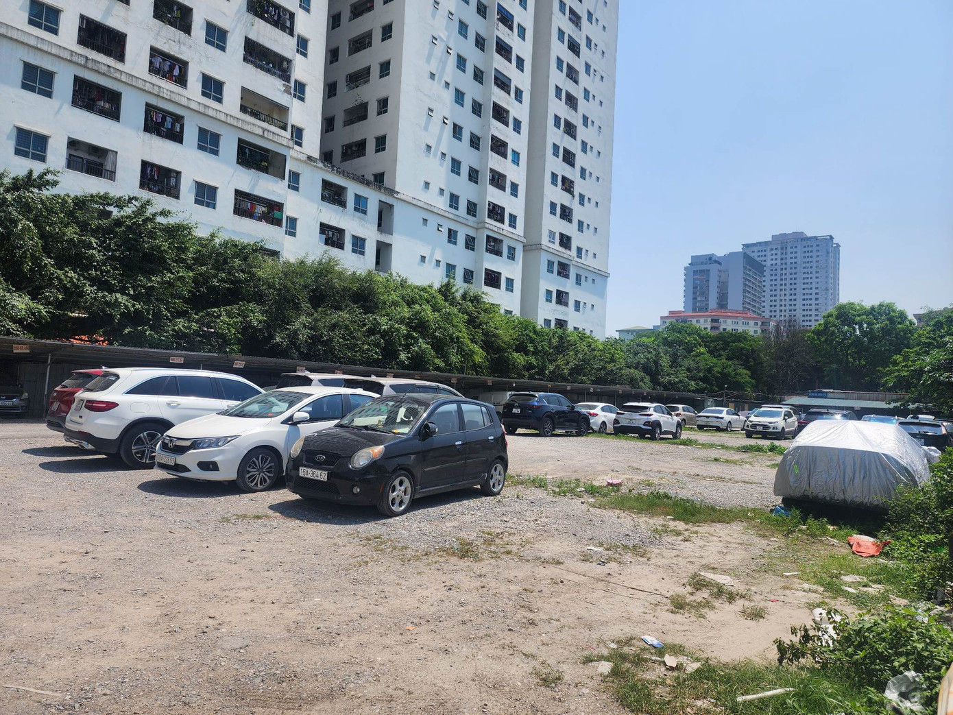 Bãi xe do ông Nguyễn Văn Hán trông coi hiện tiếp nhận khoảng 100 xe ô tô các loại. Phí trông mỗi xe trung bình khoảng 800.000 đồng/tháng. Bãi xe do ông Nguyễn Văn Hán trông coi hiện tiếp nhận khoảng 100 xe ô tô các loại. Phí trông mỗi xe trung bình khoảng 800.000 đồng/tháng.