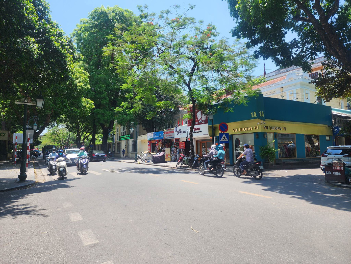 Nằm phía sau Nhà hát Lớn Hà Nội là Tập đoàn Hóa chất Việt Nam và khu tập thể của tập đoàn. Nằm phía sau Nhà hát Lớn Hà Nội là Tập đoàn Hóa chất Việt Nam và khu tập thể của tập đoàn.