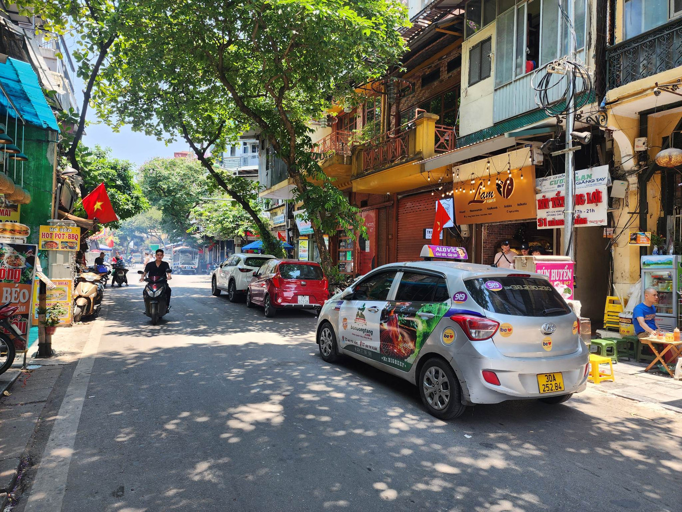 Không chỉ vỉa hè bị lấn chiếm, lòng đường nhiều tuyến phố cũng là nơi đậu ôtô của nhiều tài xế.