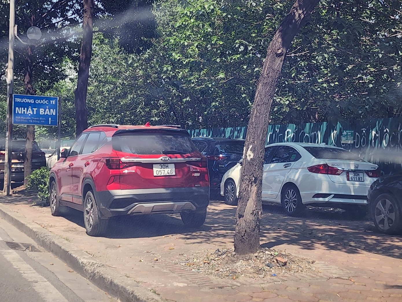 Vỉa hè đường Tố Hữu (quận Nam Từ Liêm) ôtô đỗ làm 2 hàng.