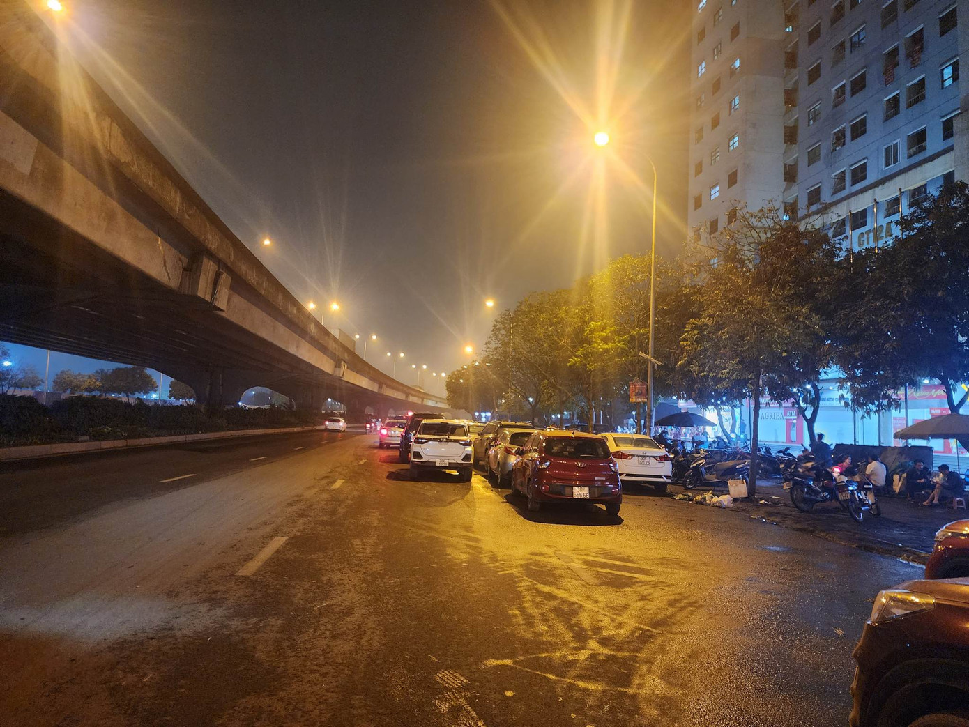 Vỉa hè đường Nghiêm Xuân Yêm - Nguyễn Xiến (quận Hoàng Mai, Hà Nội) không những bị chiếm làm nơi đỗ xe, mà lòng đường cũng được người dân chiếm dụng. Thậm chí, ban đêm, lòng đường khu vực này ôtô đỗ làm 3-4 hàng.