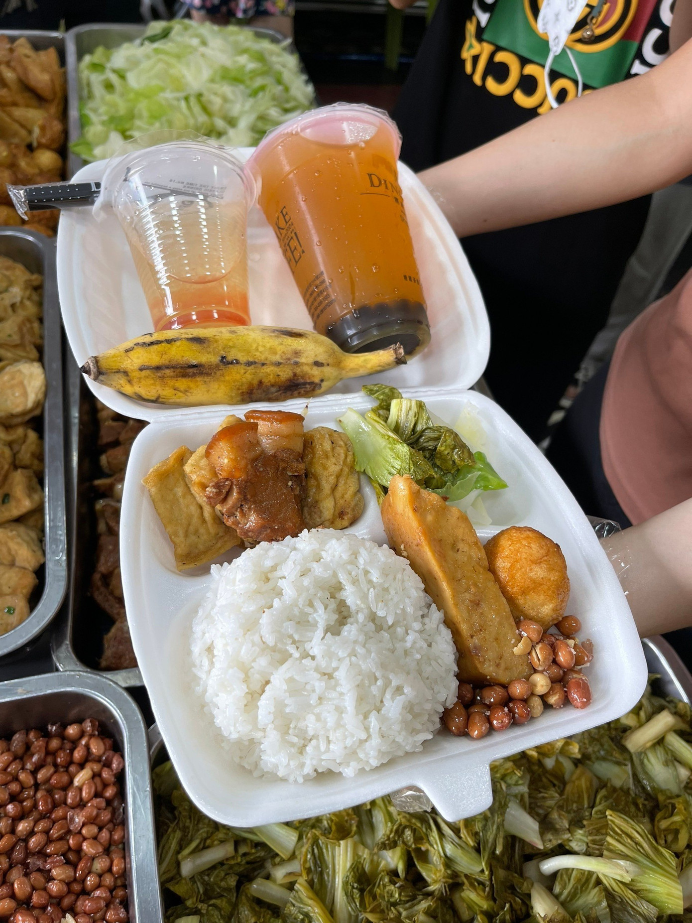 Mỗi suất ăn gồm đầy đủ cơm canh, món mặn, tráng miệng đặc biệt là có thêm ly trà mát lạnh