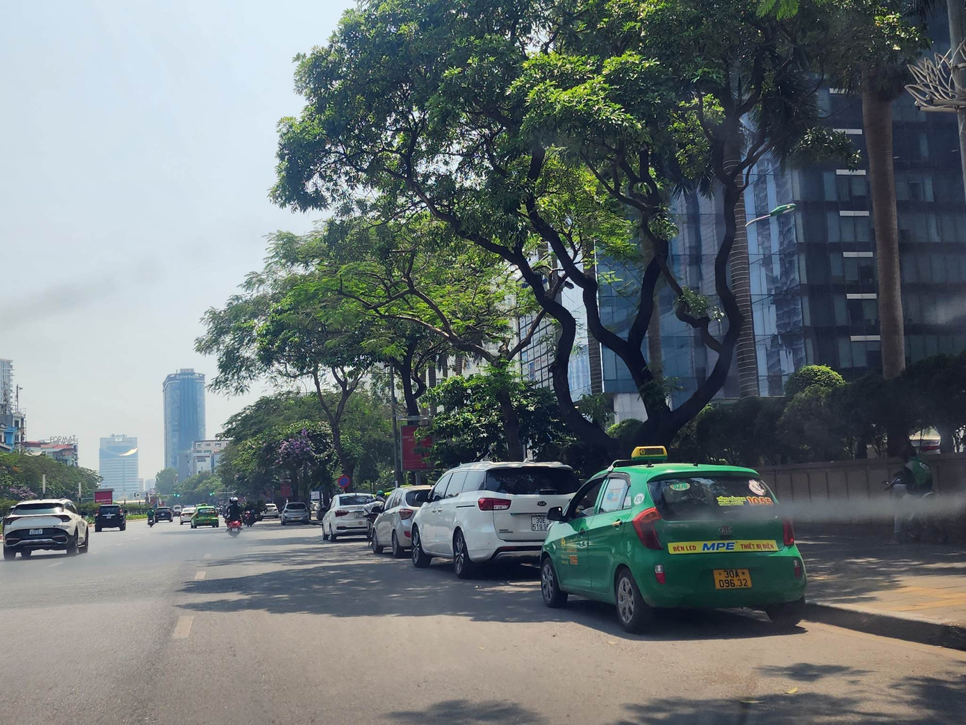 Xe ôtô cũng đỗ bên trên tuyến đường Trần Duy Hưng - Nguyễn Chí Thanh.