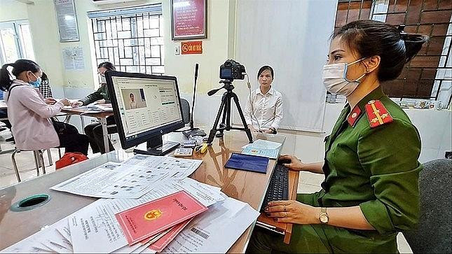 Người dân thực hiện thủ tục làm căn cước công dân.