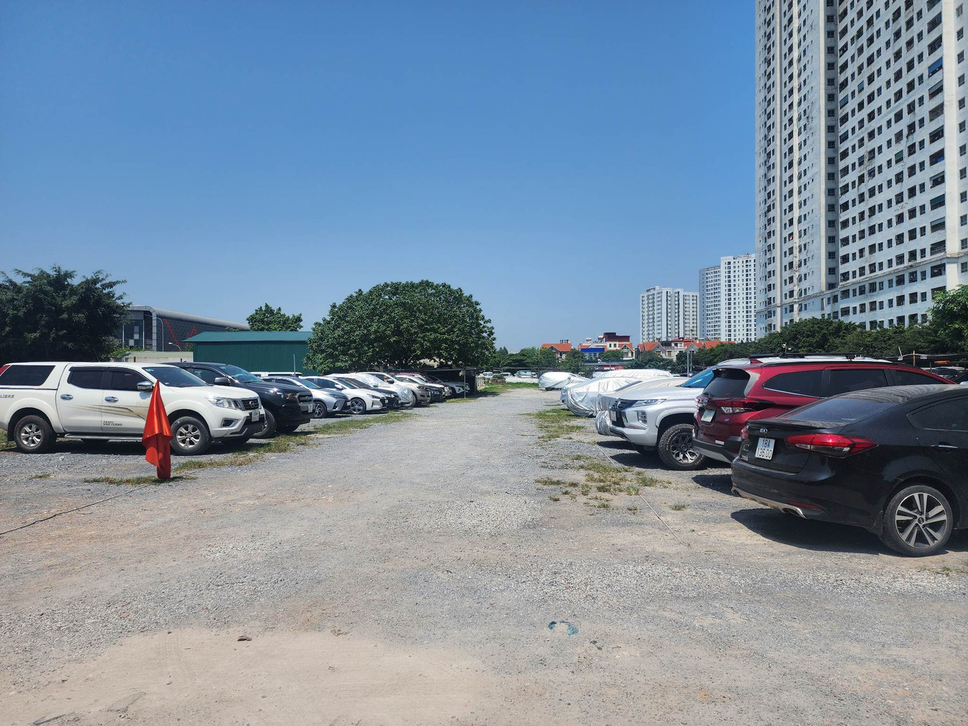 Bãi xe tại ô đất CC6B do ông Nguyễn Văn Hán (trú tại TP. Ninh Bình, tỉnh Ninh Bình) trông coi sáng 17/5 có khoảng 50 xe ô tô các loại. Bãi xe tại ô đất CC6B do ông Nguyễn Văn Hán (trú tại TP. Ninh Bình, tỉnh Ninh Bình) trông coi sáng 17/5 có khoảng 50 xe ô tô các loại.