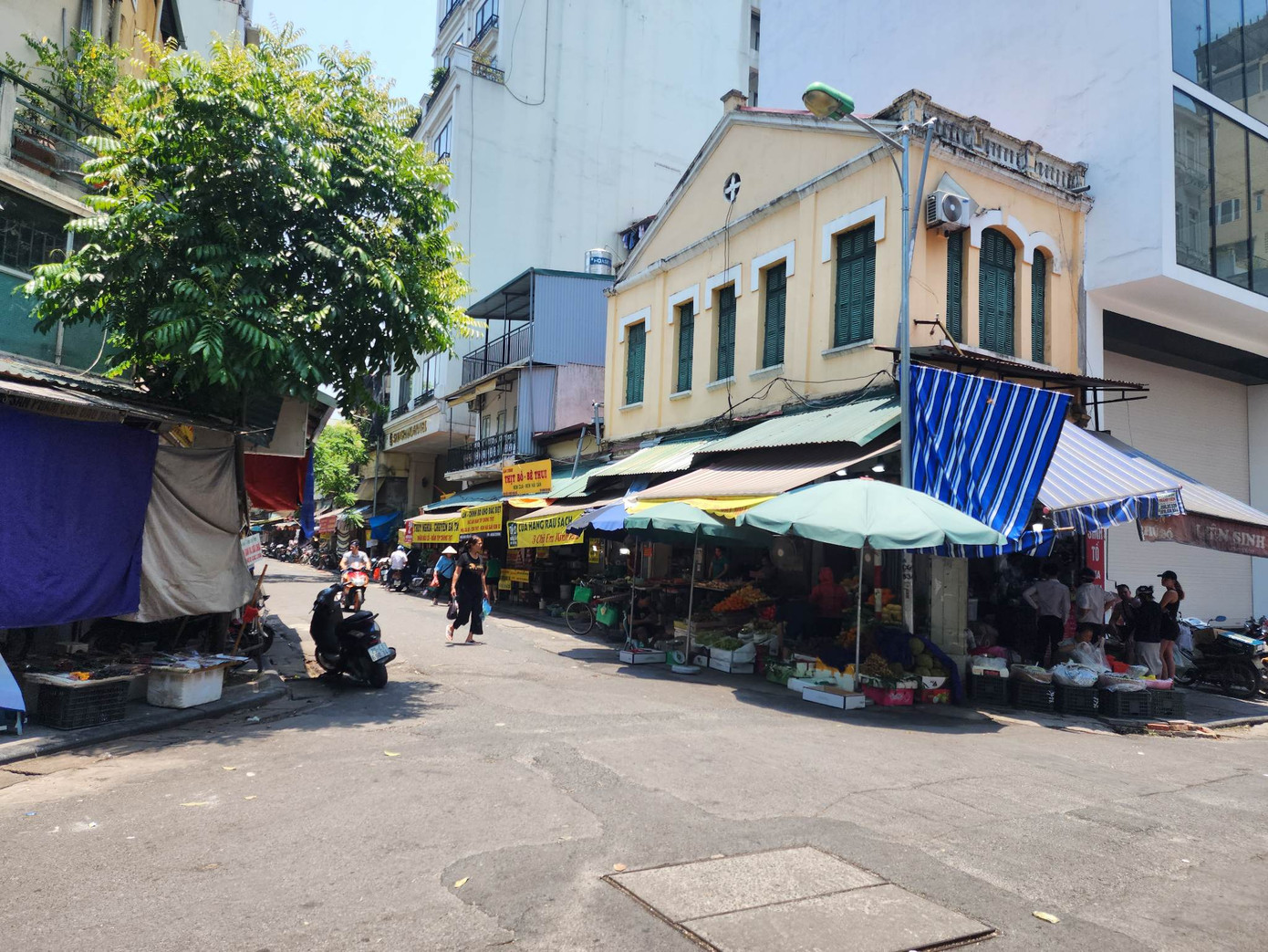 Thậm chí, trên một số tuyến phố các cửa hàng trái cây còn bày trái cây xuống lòng đường để bán.