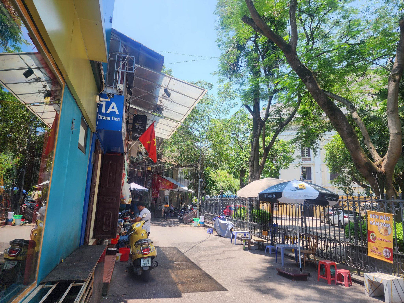 Nhiều hộ dân làm dịch vụ ăn uống tại Ngõ 1A Tràng Tiền, phía sau Nhà hát Lớn Hà Nội. Nhiều hộ dân làm dịch vụ ăn uống tại Ngõ 1A Tràng Tiền, phía sau Nhà hát Lớn Hà Nội.