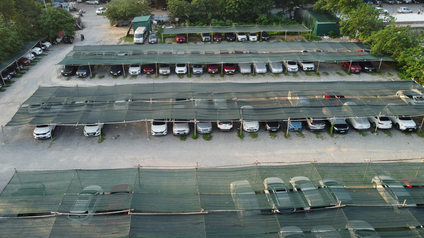 Theo Thanh tra Giao thông quận Hoàng Mai, trên địa bàn phường Hoàng Liệt có khoảng 50 bãi xe không phép. Nguyên nhân bởi nhu cầu người dân quá lớn, trong khi không phải khu vực nào cũng đủ điều kiện cấp phép. Do đó, Thanh tra Giao thông quận Hoàng Mai đề nghị cơ quan chức năng cấp phép tạm thời cho một số bãi xe để tiện quản lý, cũng như ngân sách có nguồn thêm nguồn thu. Theo Thanh tra Giao thông quận Hoàng Mai, trên địa bàn phường Hoàng Liệt có khoảng 50 bãi xe không phép. Nguyên nhân bởi nhu cầu người dân quá lớn, trong khi không phải khu vực nào cũng đủ điều kiện cấp phép. Do đó, Thanh tra Giao thông quận Hoàng Mai đề nghị cơ quan chức năng cấp phép tạm thời cho một số bãi xe để tiện quản lý, cũng như ngân sách có nguồn thêm nguồn thu.